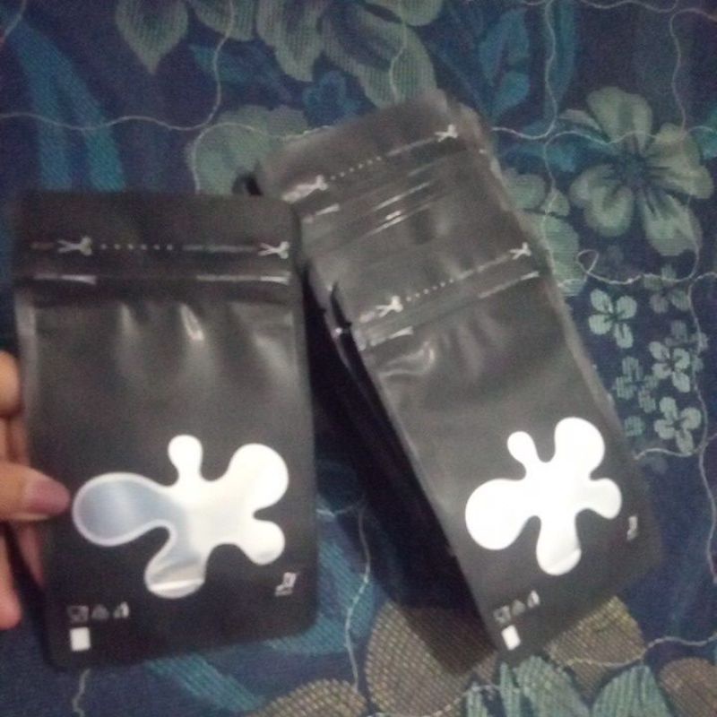 

standing pouch black window