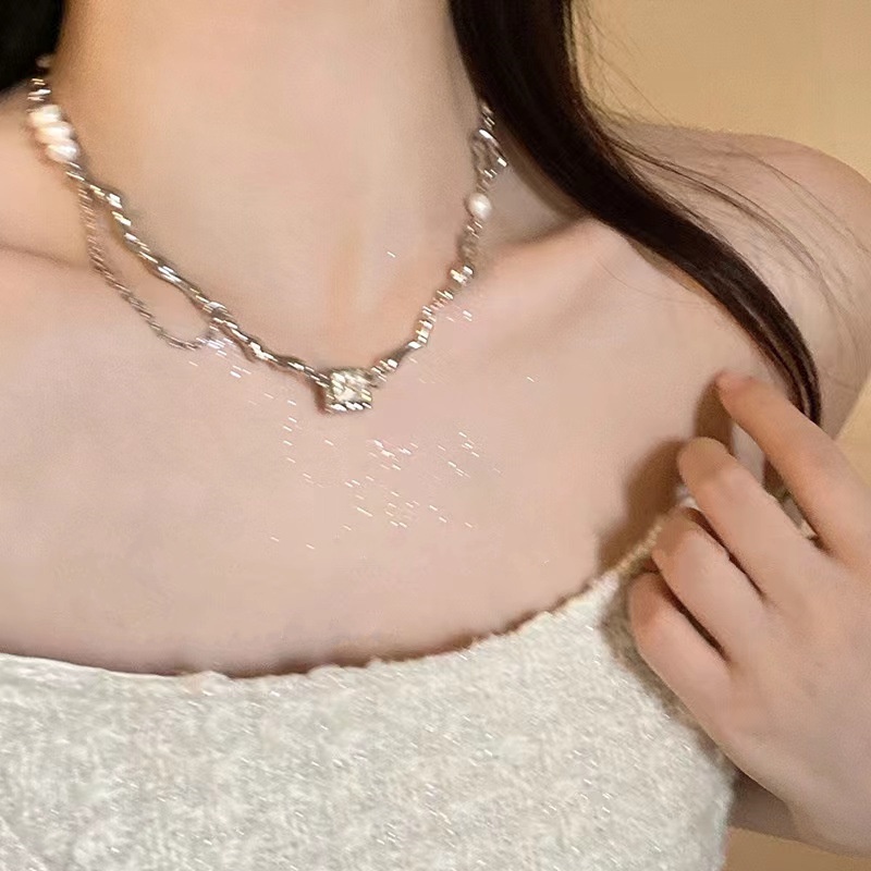 Kalung Rantai Tulang Selangka Bahan titanium steel Hias Mutiara Hitam Zirkon Gaya hip hop Untuk Wanita