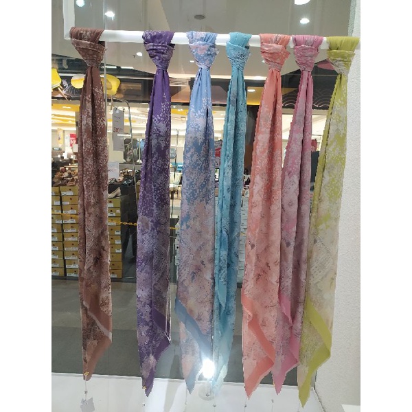 New York 3 Courage Satin Buttonscarves