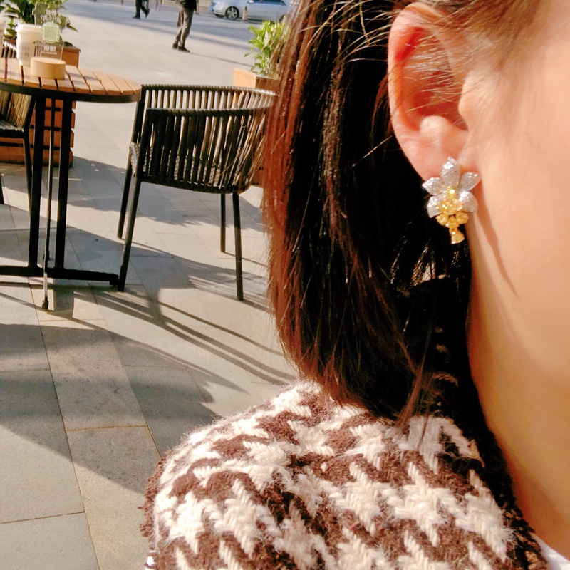 Fashion Luxury Inlaid Yellow Diamond Flower Stud Earrings