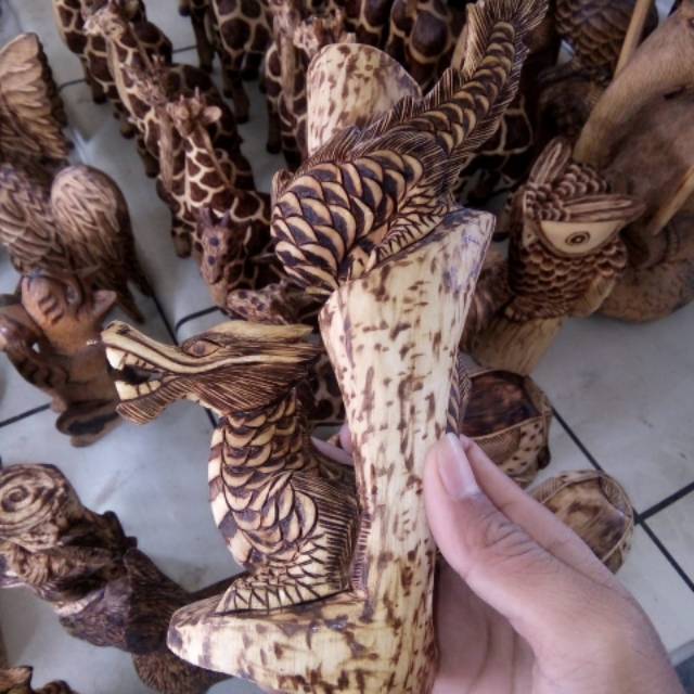 Kerajinan kayu pajangan patung naga