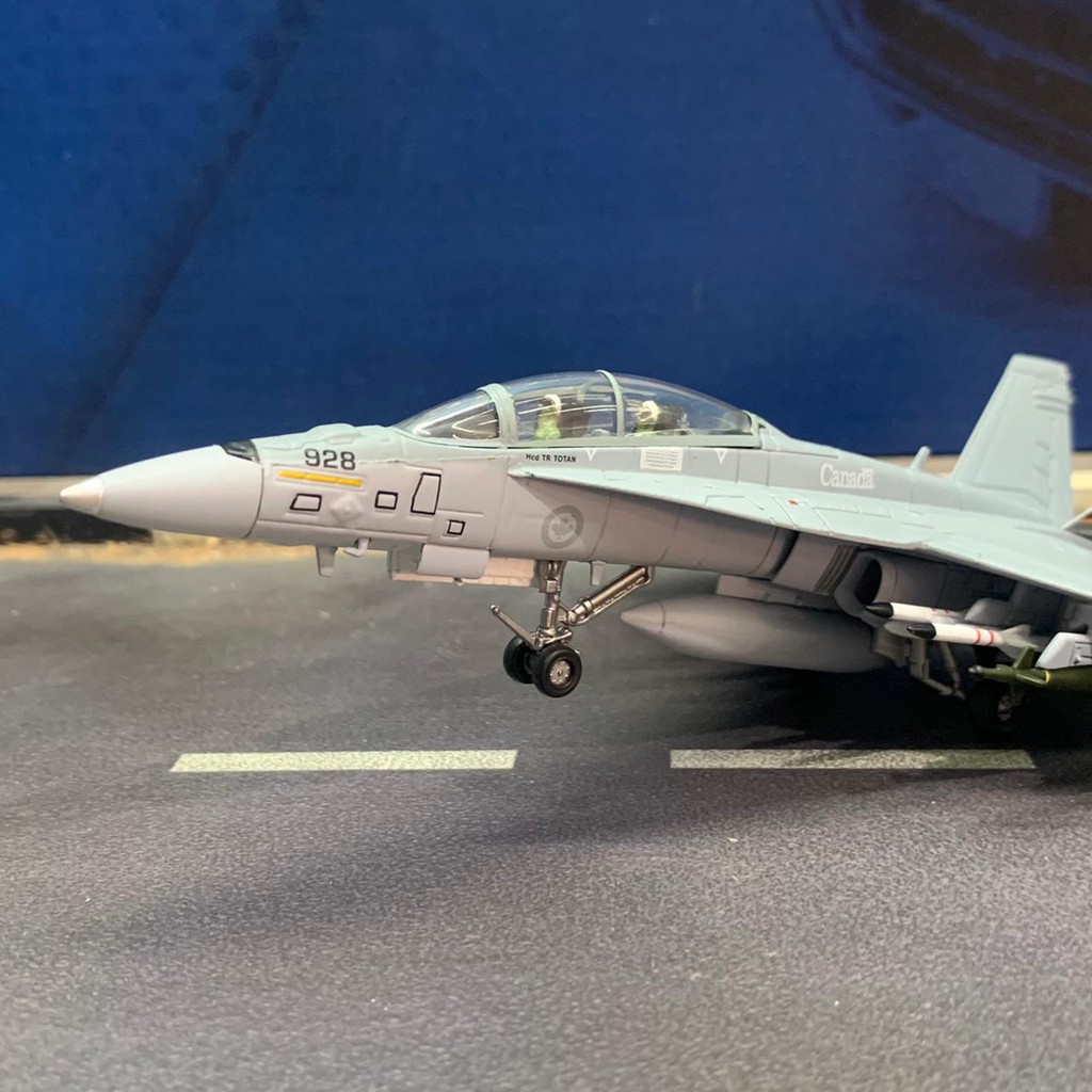 JL Model F-18B Hornet Strike Fighter Skala 100