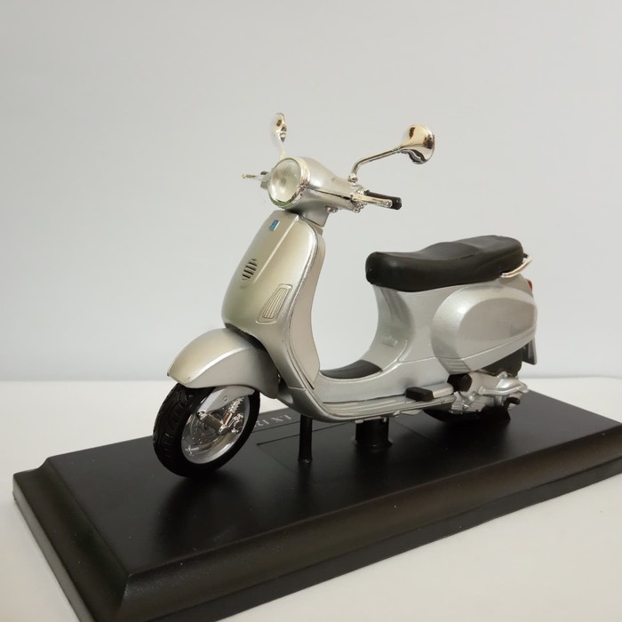 Diecast Vespa LX 125 silver 2005 Miniatur motor klasik maisto skala 18 harga murah