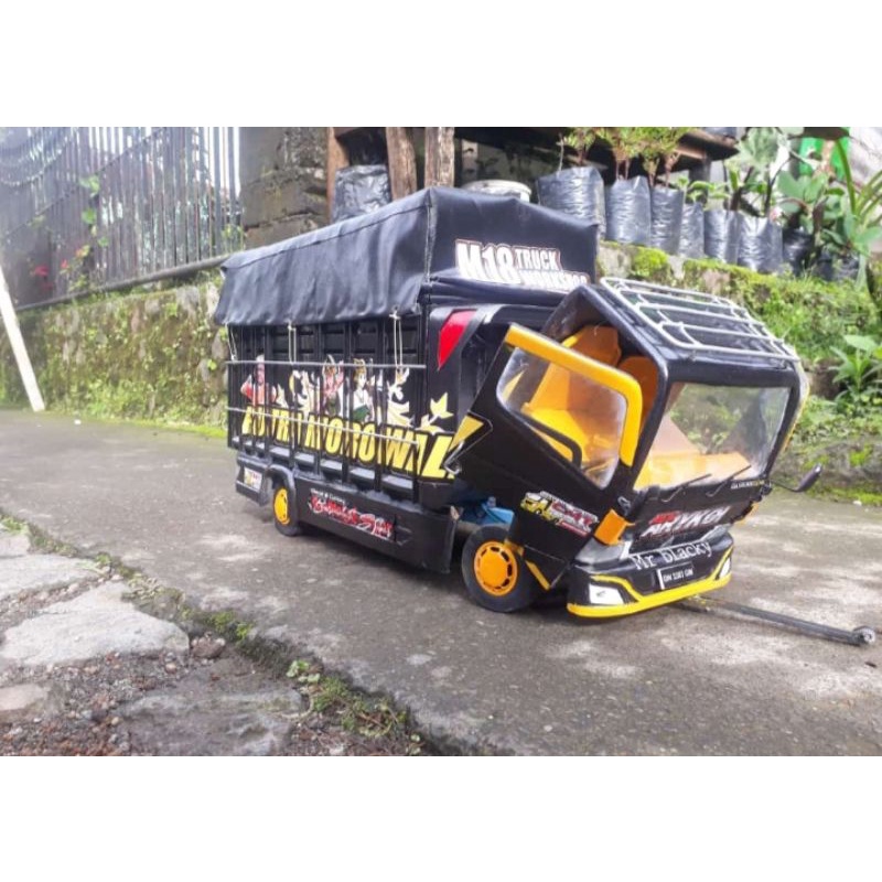 miniatur truk oleng bahan pvc skala 1/14
