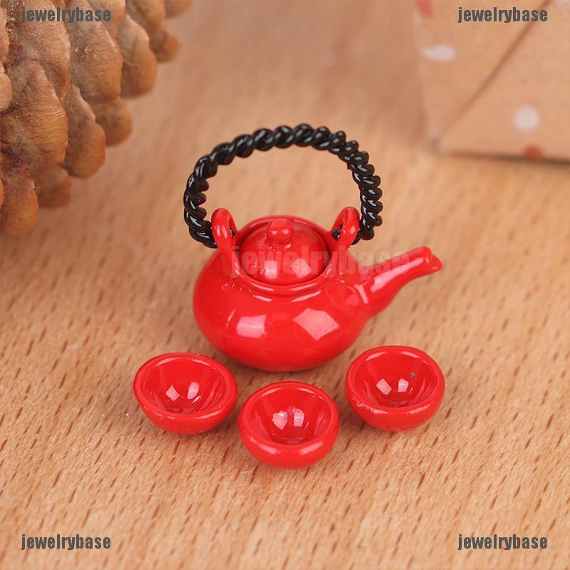 Base 4pcs / Set Mainan Miniatur Teko + Cangkir + 3 Cangkir Teh Bahan Metal Untuk Aksesoris Rumah Boneka 1: 12