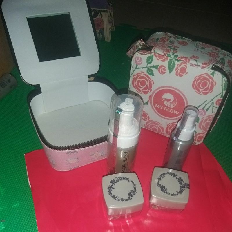 Paket Wajah Ultimate MS GLOW free box kosmetik