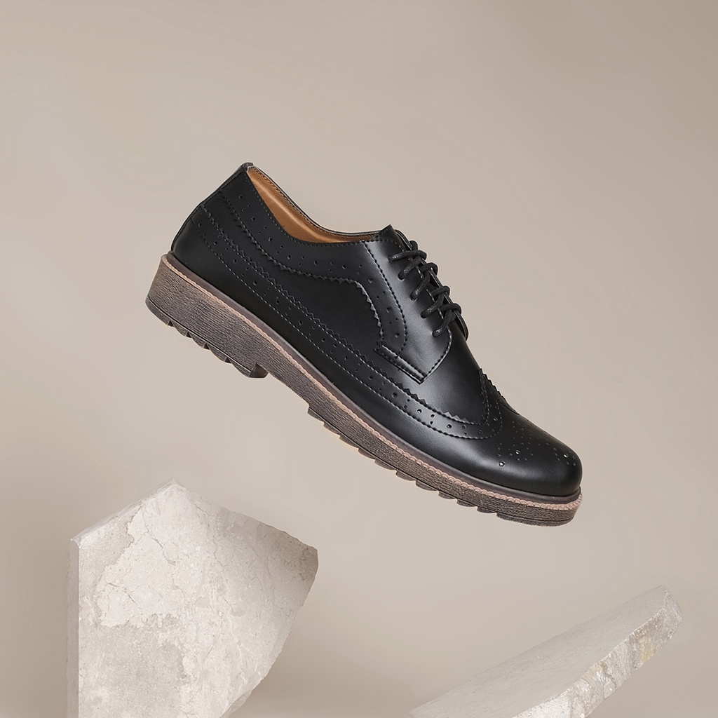 COSMO BLACK ORIGINAL x FOOTSTEP Sepatu Formal Hitam Tali Pria Pantofel Kerja Kantor Dinas Resmi Guru Kantoran Pesta Undangan Kondangan Nikah Kuliah Casual Brogue Wingtip Derby Oxford Semi Kulit Premium Footwear Big Size Jumbo Ukuran Besar 44 Keren Terbaru