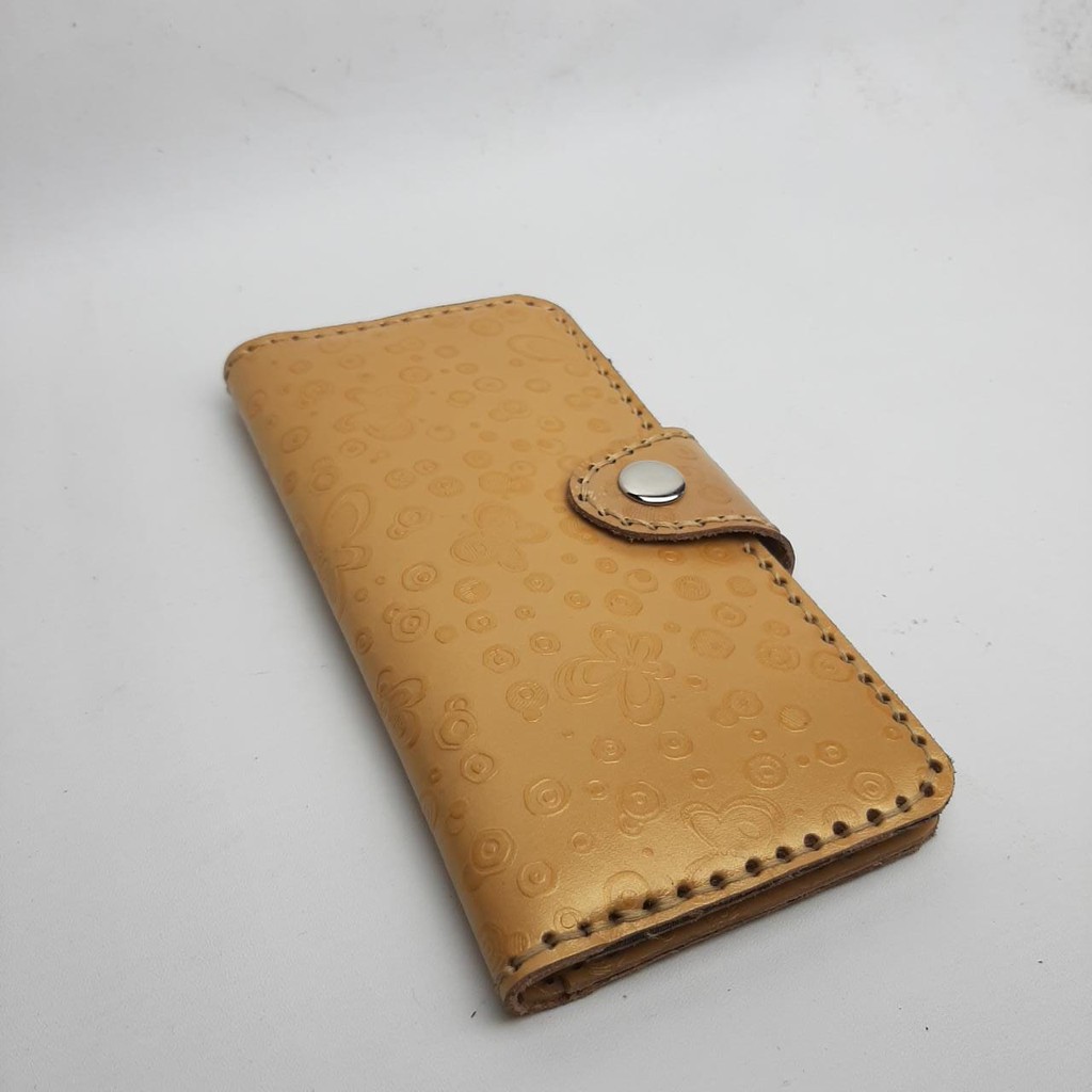 Dompet kulit sapi asli motif handmade memiliki 13 slot dan 4 tempat penyimpanan uang