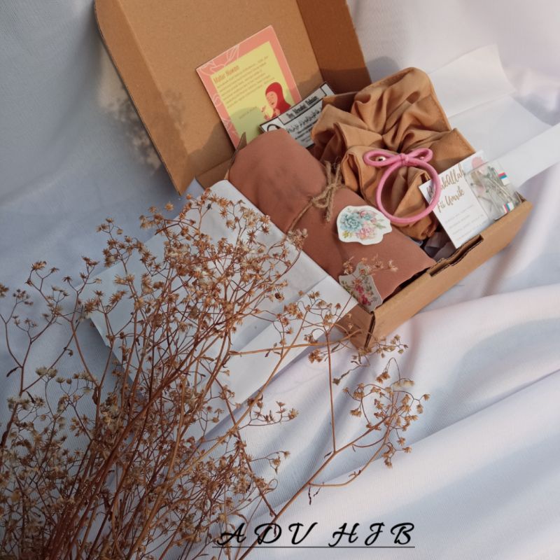 

KADO HAMPERS GIFT BOX HIJAB PASHMINA ULANG TAHUN VALENTINE ANNIVERSARY WEDDING BIRTHDAY GRADUATION