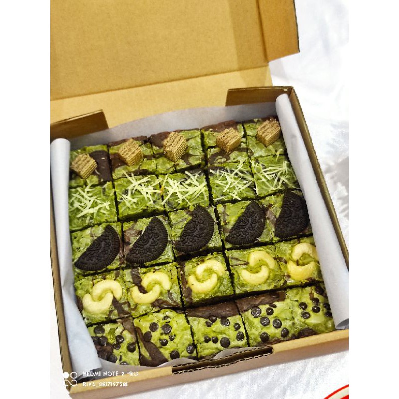 

Dus besar Brownies skat toping rasa choco, mocca dan greentea
