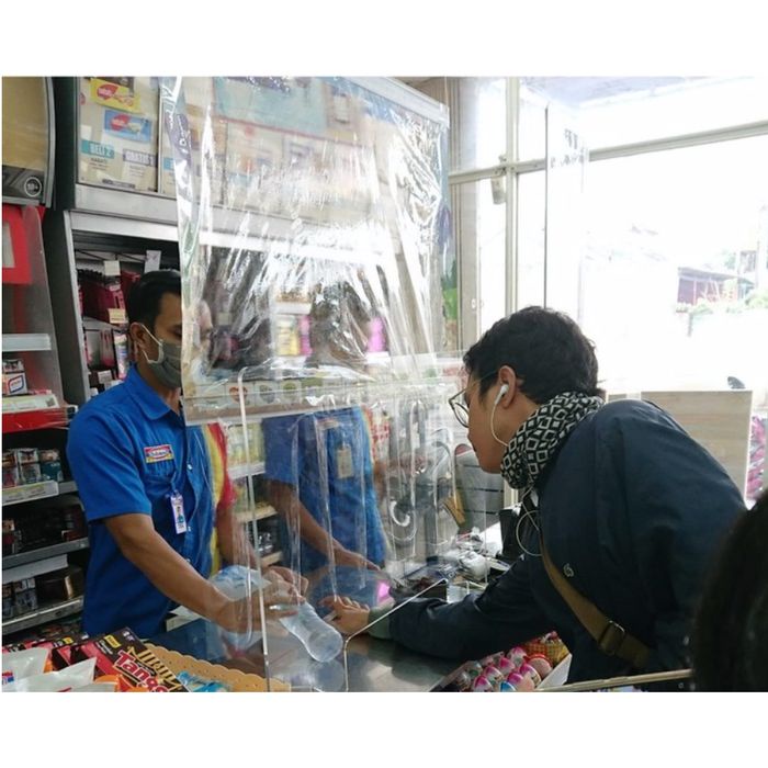 

TERLARIS !!! PARTISI / SEKAT / PEMBATAS MEJA AKRILIK DENGAN LUBANG 80 x 60 GROSIR