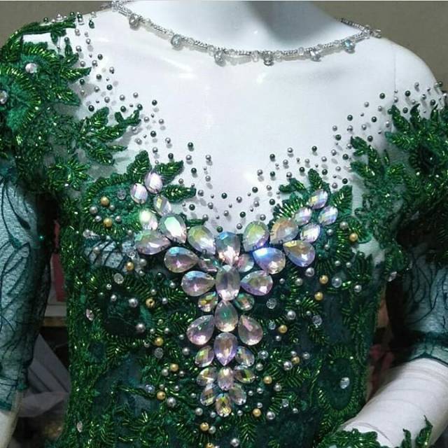 gaun pengantin modern warna hijau botol