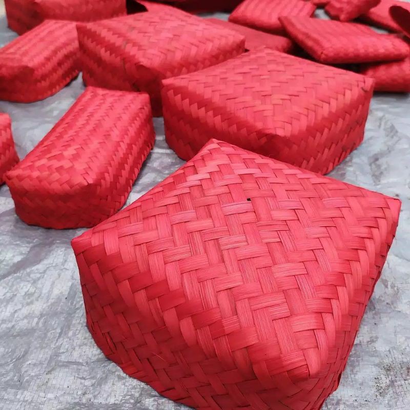 SEPASANG BESEK BAMBU WARNA UKURAN 22X22 CM | besek bambu | pipiti | besek warna