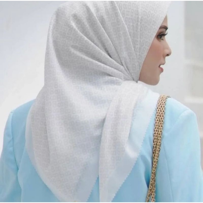 Tapis Square Vanilla Buttonscarves