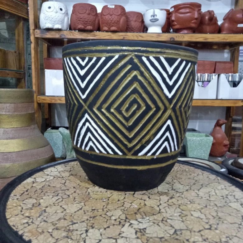 Pot gerabah motif G warna hitam gold / gerabah unik