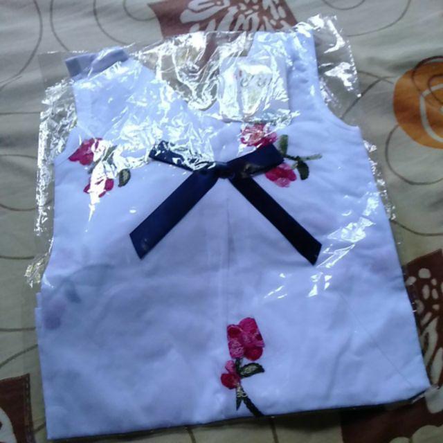 Gaun Pesta Tanpa Lengan dengan Hiasan Bordir Motif Bunga Gaun Pesta Tanpa Lengan dengan Hiasan Bordir Motif Bunga