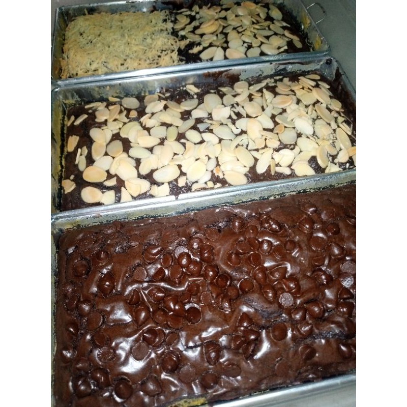 

Brownis Panggang-Fudgy-Shiny Crust/ Almond-Keju-Chocochip