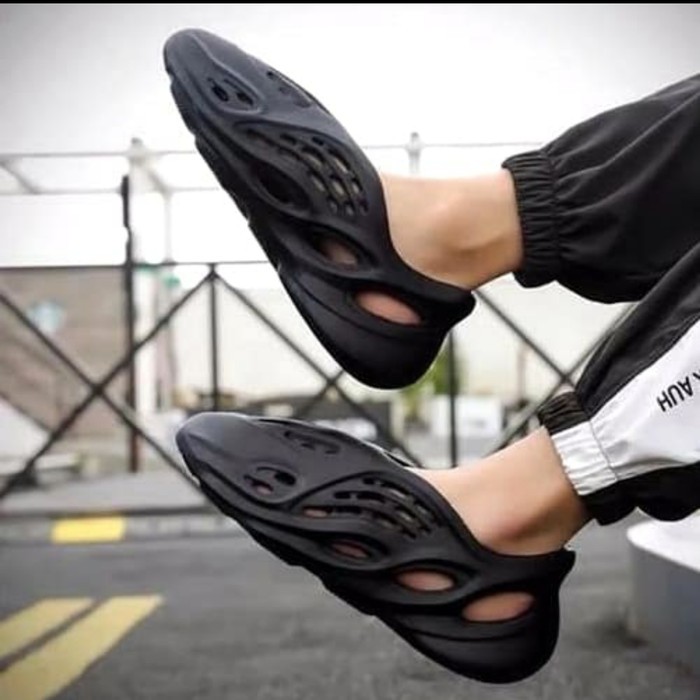 black yeezy foam