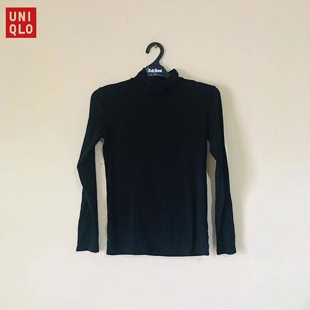 Kaos turtleneck hitam uniqlo second