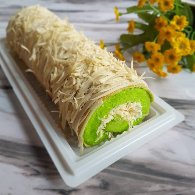 

Pandan cheese roll cake xtra topping keju