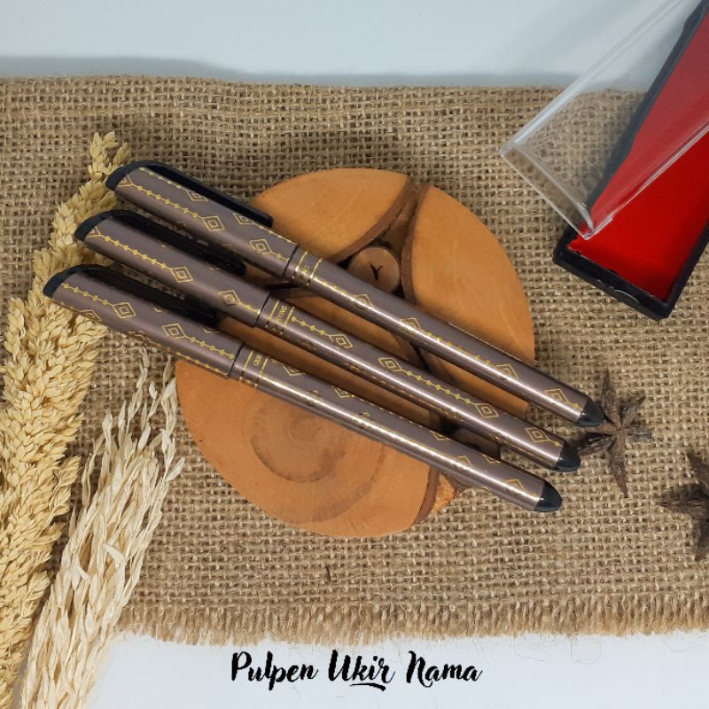 

Cuma 5000 Pulpen Ukir Nama Custom Corak Batik Gel 0.5mm