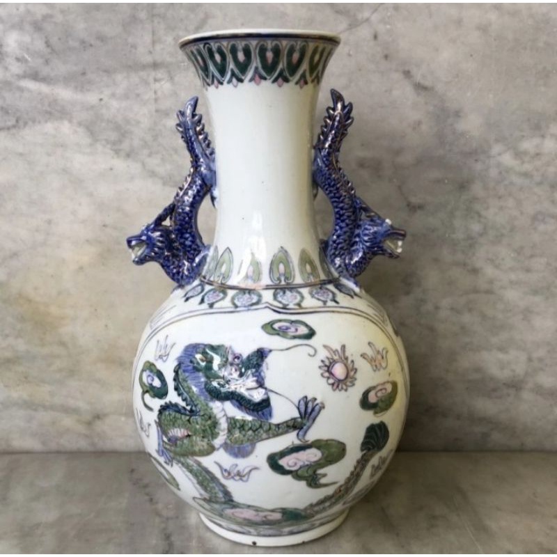 Pajangan guci keramik motif naga timbul dan burung hong