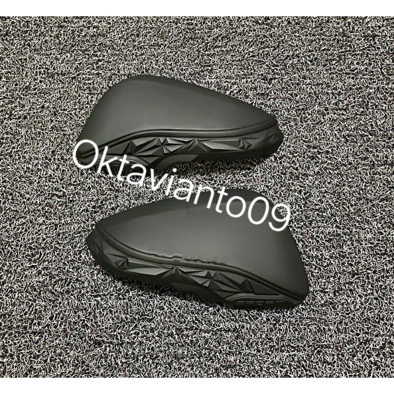 cover spion Toyota Voxy activo Hitam