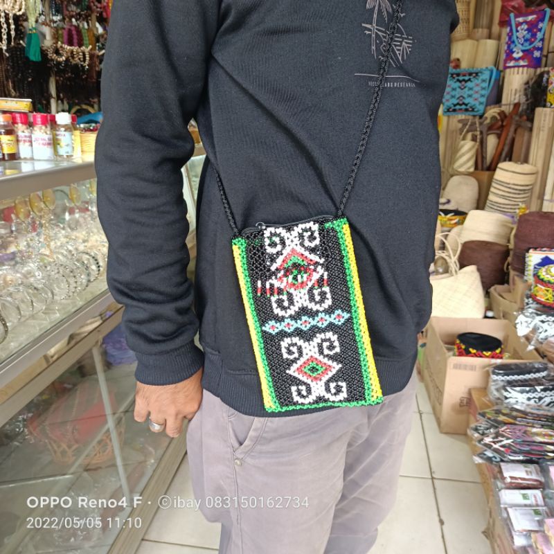 TAS HP MANIK TALI SELEMPANG KHAS KALIMANTAN. DOMPET HP MANIK KERAJINAN KALIMANTAN