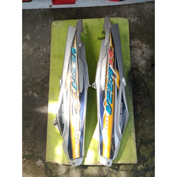 Cover kanan kiri dek body belakang Yamaha Vega R New Silver original copotan
