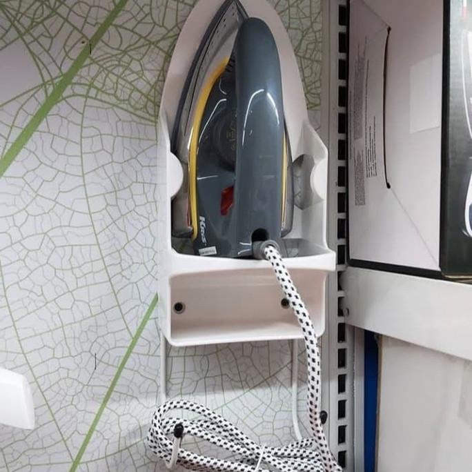 GANTUNGAN Setrika dan meja setrika di dinding