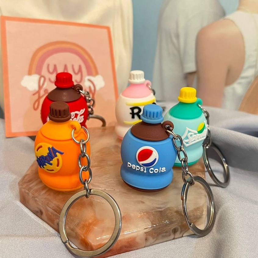 GANTUNGAN KUNCI BOTOL SOFT DRINS SUPER CUTE UKURAN KECIL READY 5 MODEL WARNA CANTIK MODEL LUCU KEYCHAIN BENTUK MINUMAN SODA LIMITED EDITION READY GROSIR COD