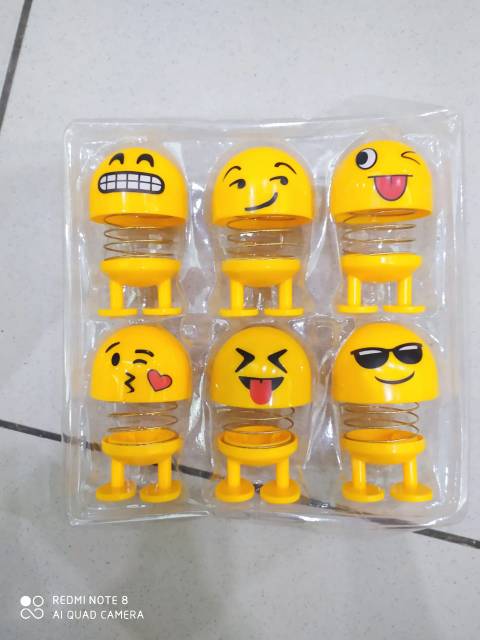 Pajangan dashboard mobil smile goyang kepala boneka emoji