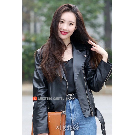 JNK x SUNMI - Jaket Kulit Wanita Crop Faux Synthetic Leather Premium Original Import Jacket Korea KPOP OOTD Selebgram Rock N Roll Kekinian Anak Cewek Remaja Dewasa Classic Elegan Varsity ORI Perempuan Acara Pesta Artis Dancer Santai Warna Hitam Black 2021