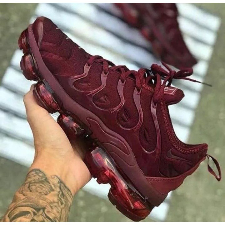 nike vapormax plus maroon