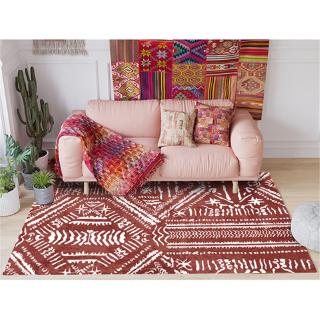 Karpet gaya etnik merah dan pintu  kamar  tidur  putih ruang  