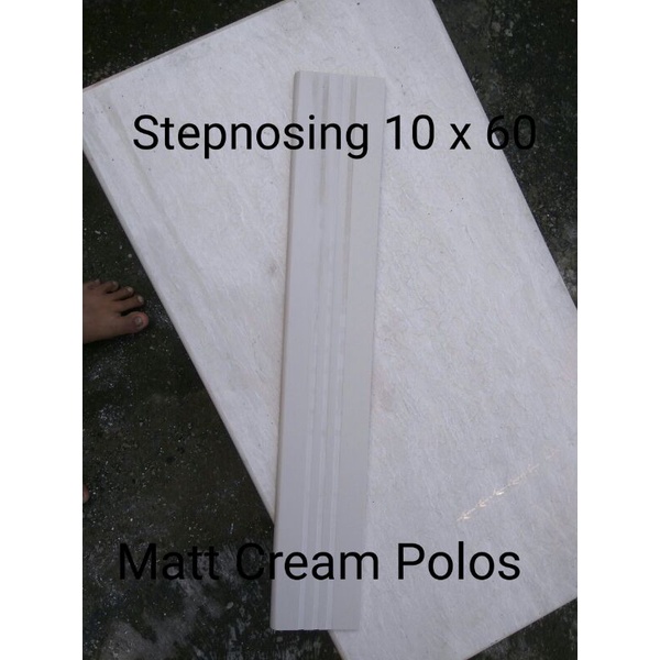 Stepnosing 10 x 60 Matt Cream Polos