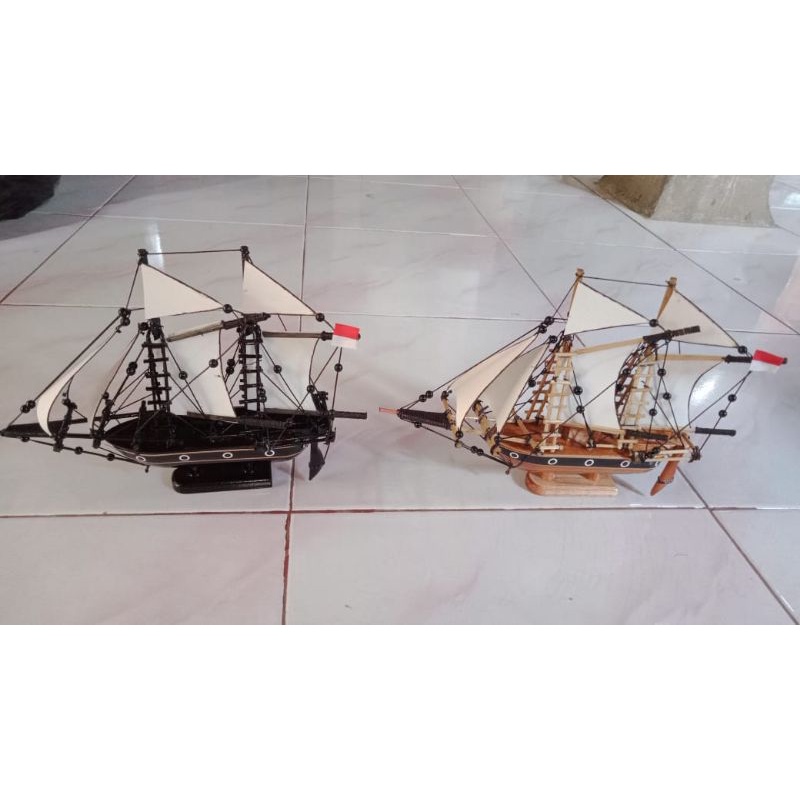 PAJANGAN MINIATUR KAPAL PINISHI LAYAR PUTIH BAHAN KAYU JATI