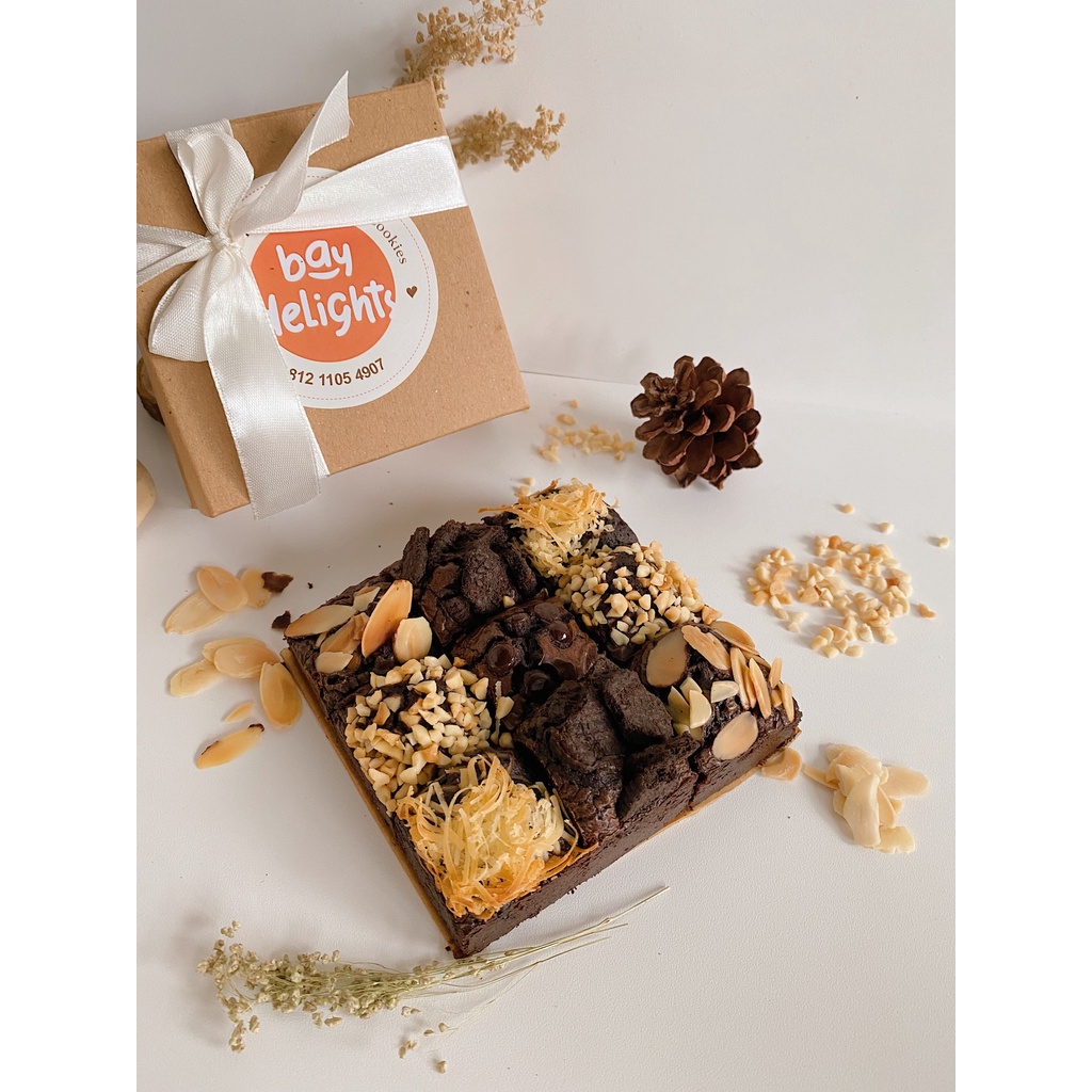 

BROWNIES PANGGANG FUDGY BROWNIES SEDANG DENGAN TOPPING | UK. 10 x 10cm |