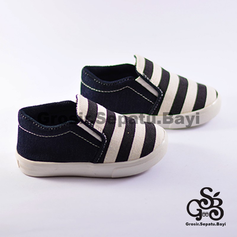 sepatu anak laki laki slip on motif garis hitam putih murah