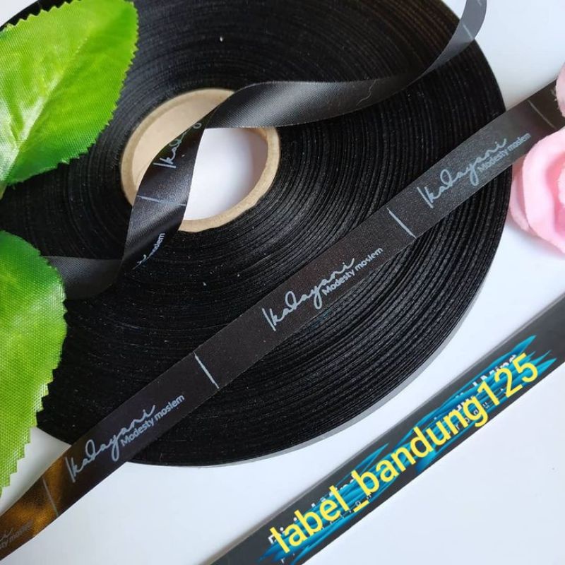 

LABEL BAJU 1,2CM SATIN HITAM MINIMAL ORDER 1ROLL PANJANG BAHAN 185METER FREE DESIGN PO 2-5HARI / LABEL MURAH / LABEL CELANA / LABEL HIJAB / MURAH LEBAY
