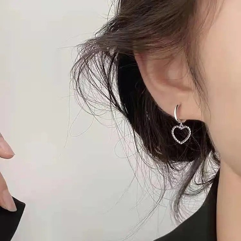 Anting Hoop Bentuk Hati Model Hollow Warna Silver Untuk Wanita