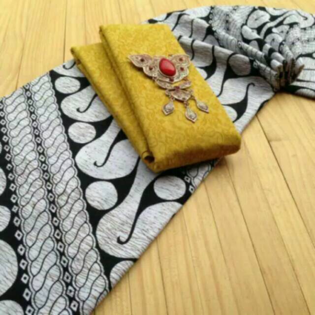 Kain Batik Parang Seno dan Kain Embos