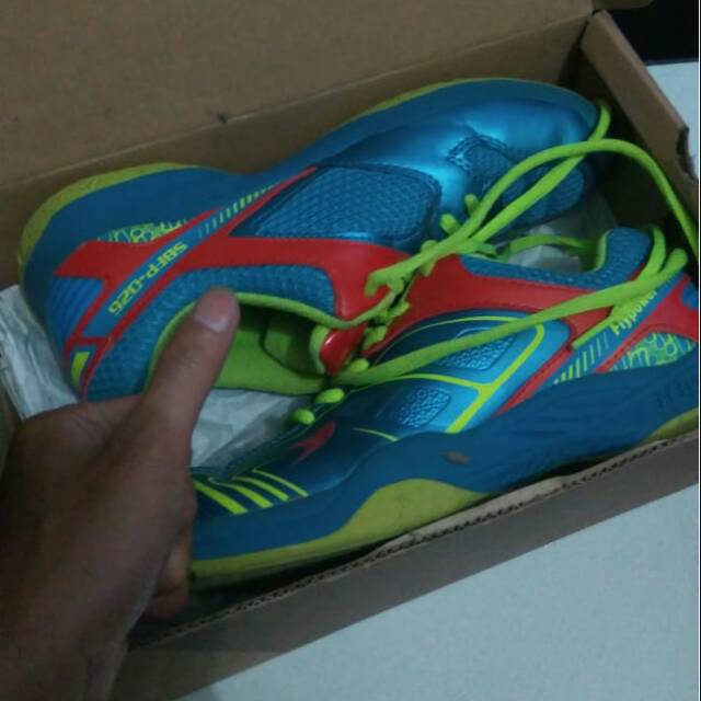 Sepatu flypower size 40 original sepatu badminton sepatu bekas berkwalitas