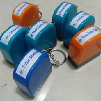 

Terbaik Stempel Nama Dokter Bidan Perawat Gantungan Kunci Uk. 1x3cm