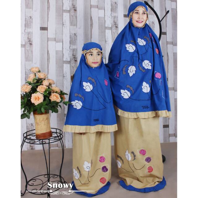 Mukena kembar ibu dan anak fathiya atasan biru bawah jingga motif bunga murah dan bagus cantik