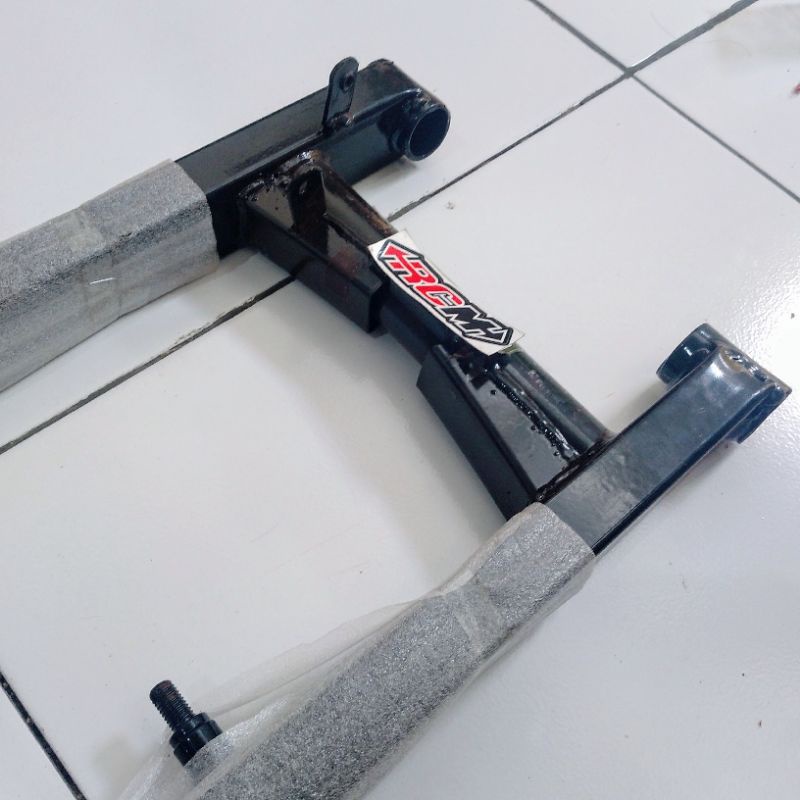 SWING ARM SWINGARM LENGAN AYUN FOROK POROK AREM FIZR F1Z R FIZ-R WARNA HITAM LOKAL JAMINAN KUALITAS