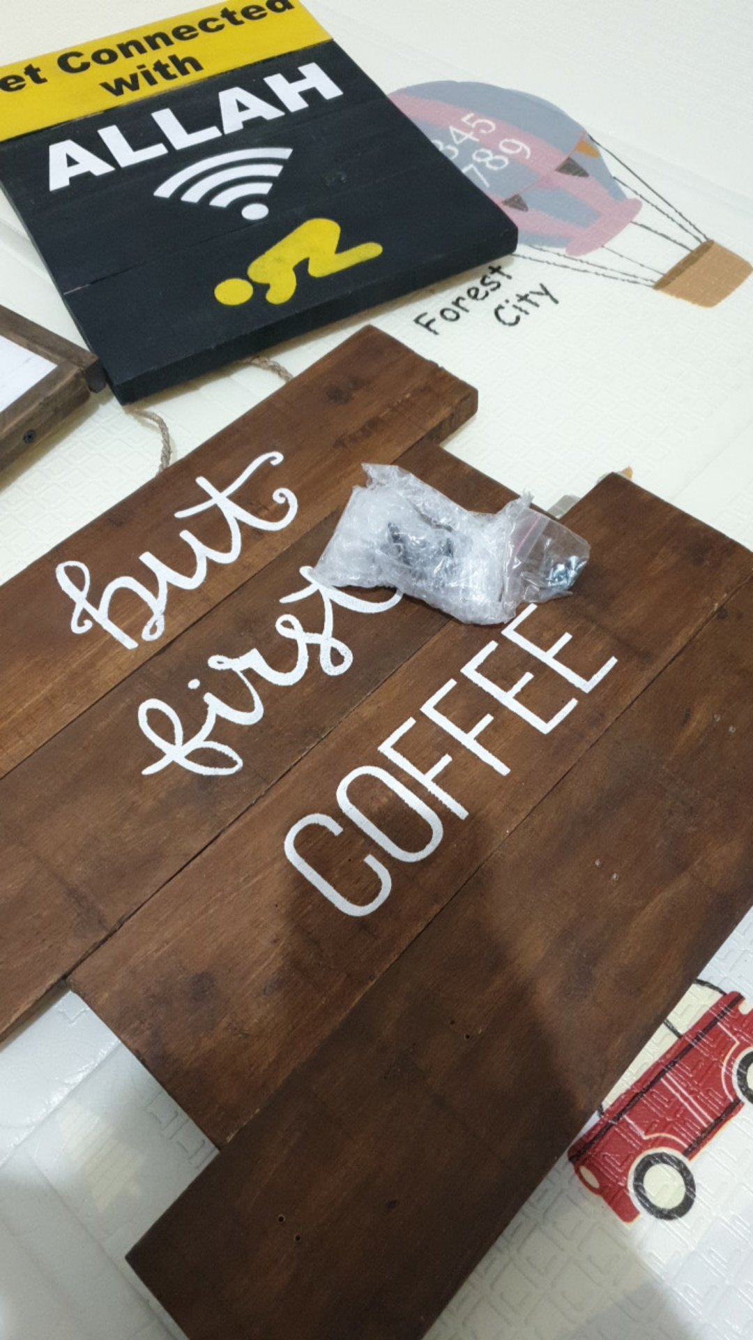Gantungan/butfirstcoffeezigzag