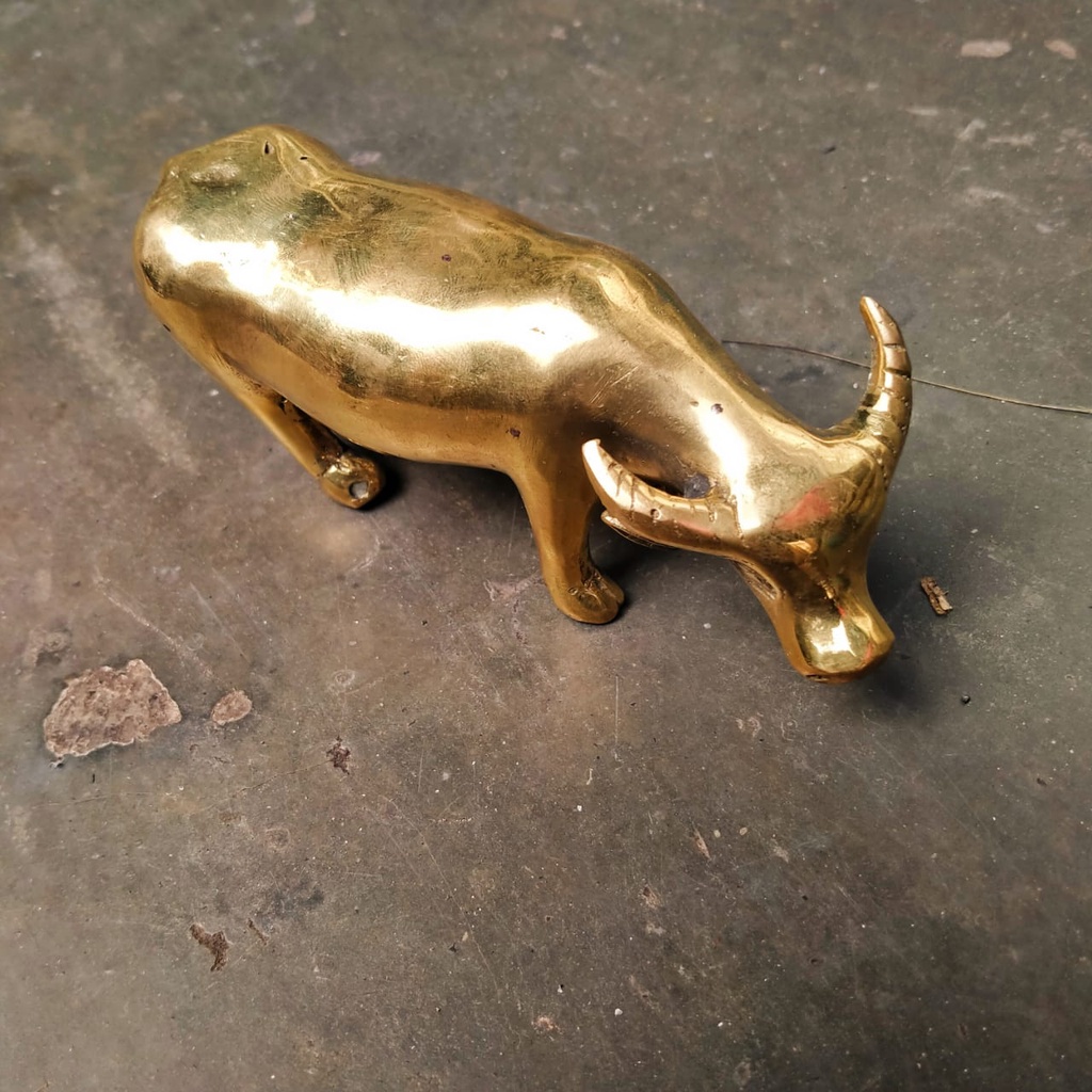patung kerbau lembu koleksi unik pajangan warna emas