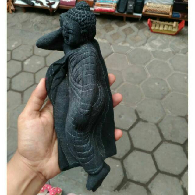 Miniatur patung dewa Budha tidur