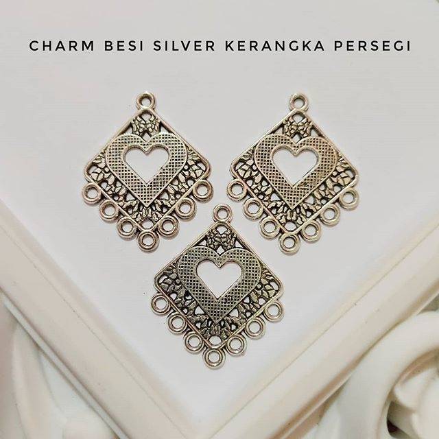 Charm besi silver kerangka persegi